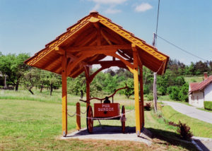 Stara gasilska brizgalna pri gasilskem domu v Boreči